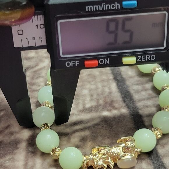 Pixiu Feng Shui White Agate and Luminous Beaded Bracelet - Picture 10 of 12